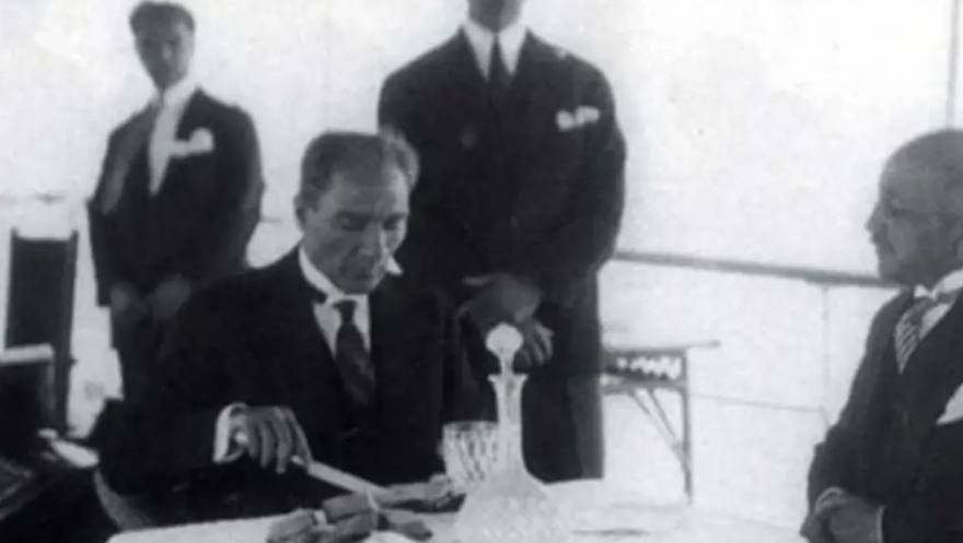 An inspection in the countryside; Atatürk and his companions.